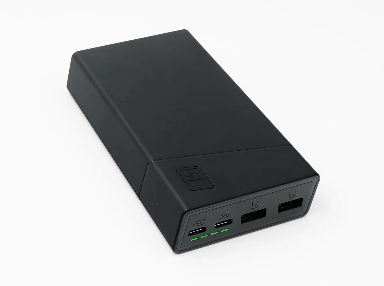 پاوربانک مشکی با دو درگاه USB-C، یکی با نشان PD، و دو درگاه USB-A