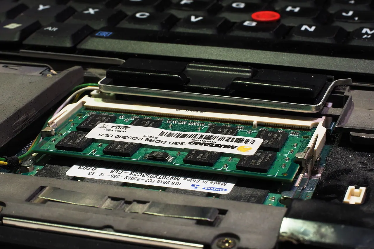 دو ماژول رم SO-DIMM نصب‌شده در شکاف‌های رم یک لپ‌تاپ ThinkPad T60