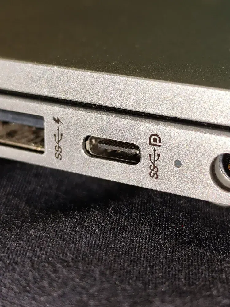 درگاه USB-C روی بدنهٔ لپ‌تاپ
